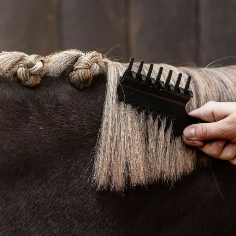 Q-ESSENTIALS Peigne à crinière avec pince QHP> Nattage